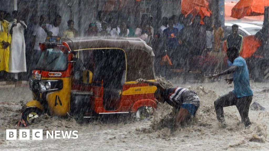 Somalia floods: UN warns of 'once-in-a-century event'